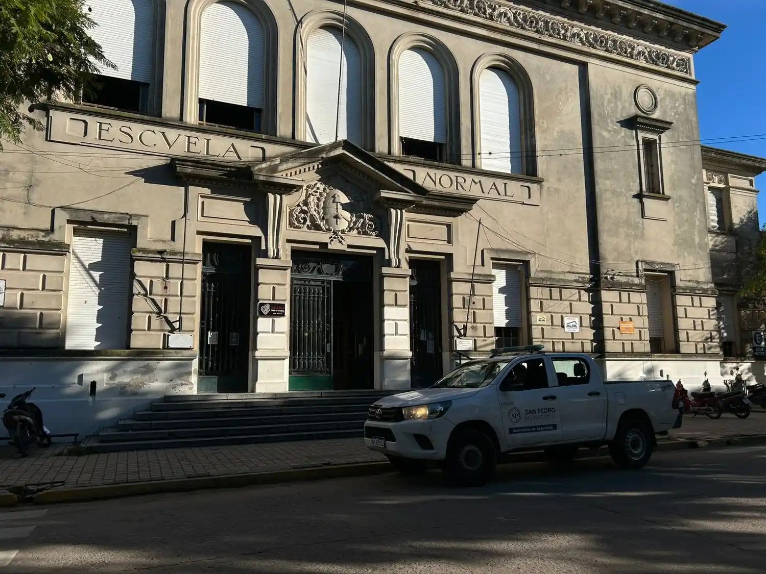 Una camioneta de la Municipalidad estuvo presente en el establecimiento.