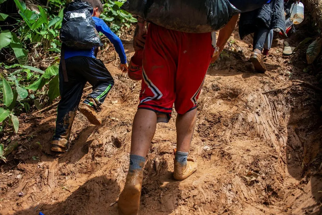 ALARMANTE la cantidad de NIÑOS cruzando la selva del Darién