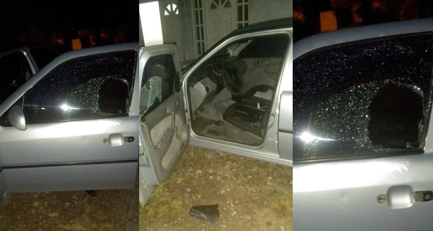 Le destrozaron el auto a una familia mientras dormía