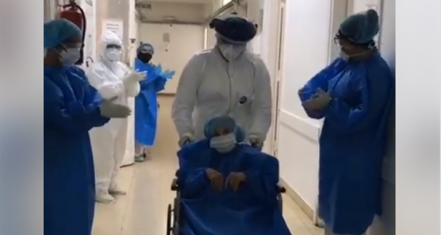 Coronavirus: Una abuela del geriátrico recibió el alta en la Clínica San Pedro y la despidieron con aplausos