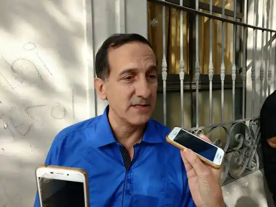 Destacando "la voz de los barrios", votó el precandidato Jorge Roko