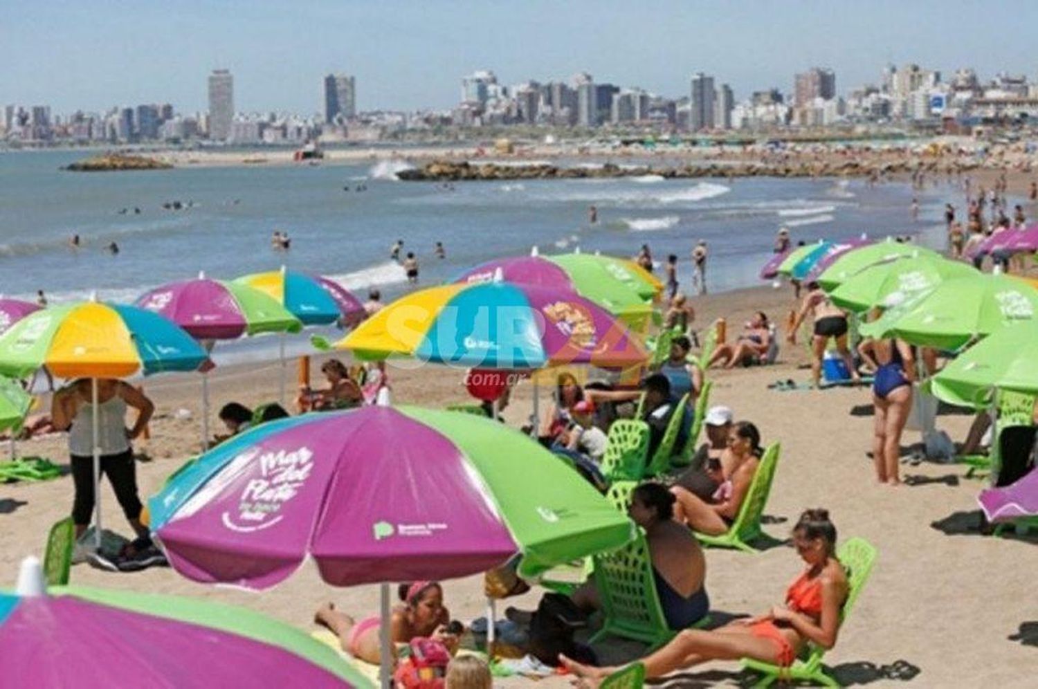 Voló una sombrilla y se le incrustó en una pierna a un bañista en una playa de Mar del Plata