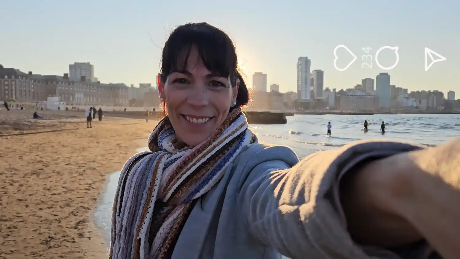 Filmada con tecnología portátil UHD (4K), la estética de la película integra encuadres clásicos con transiciones y filtros de colores vibrantes.