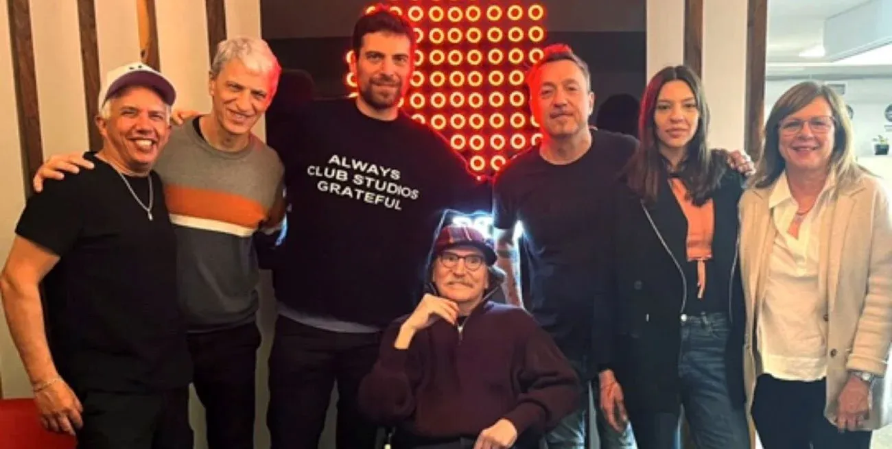 Charly junto a las autoridades de Sony Music Argentina, Mecha Iñigo y Tato Vega, luego de haber firmado un nuevo contrato. Foto: Gentileza Sony Music