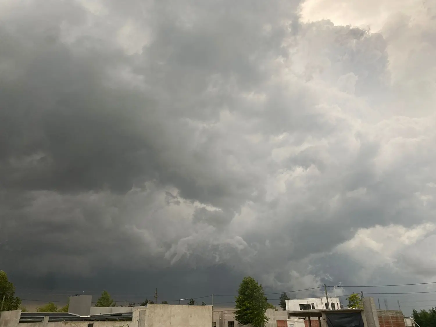 Rige alerta por altas temperaturas y por tormentas en la noche