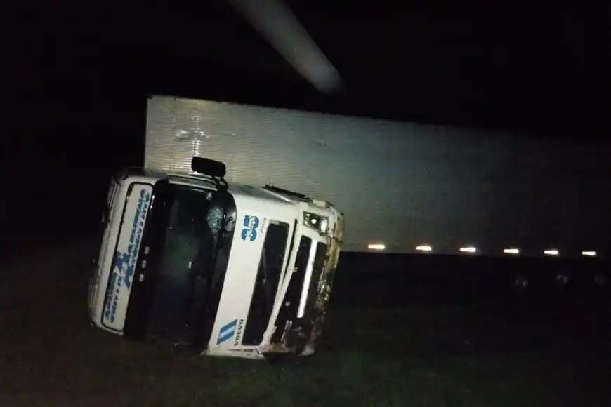 Un hombre fue hospitalizado tras el despiste de un camión con semirremolque