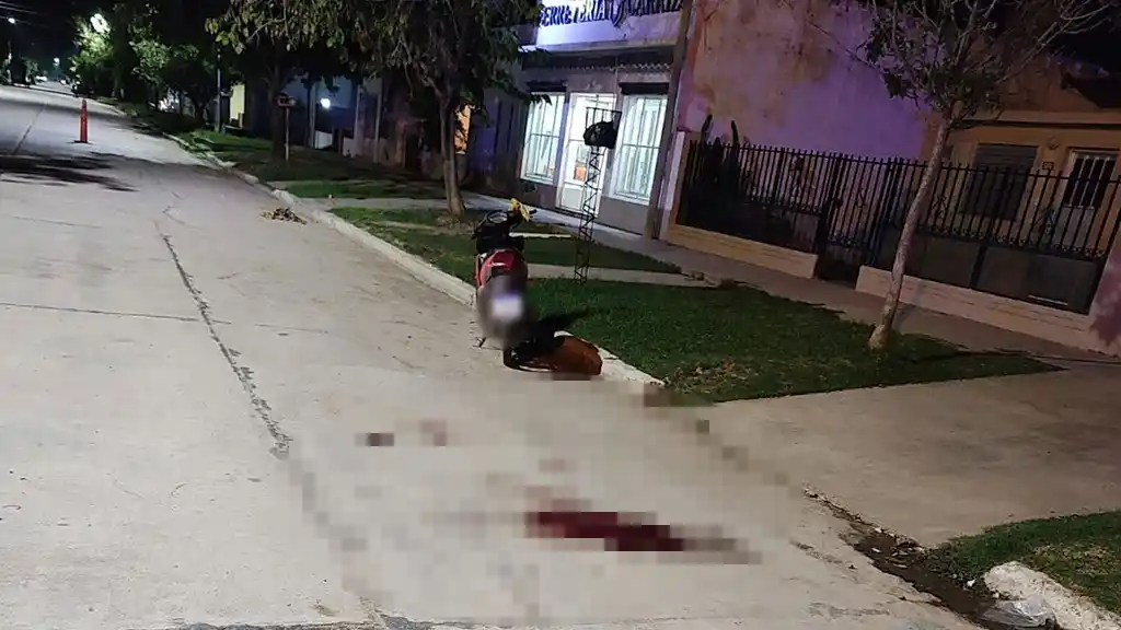 Un fuerte accidente en la región entre dos motos dejó a una mujer con lesiones, el otro conductor huyó del lugar