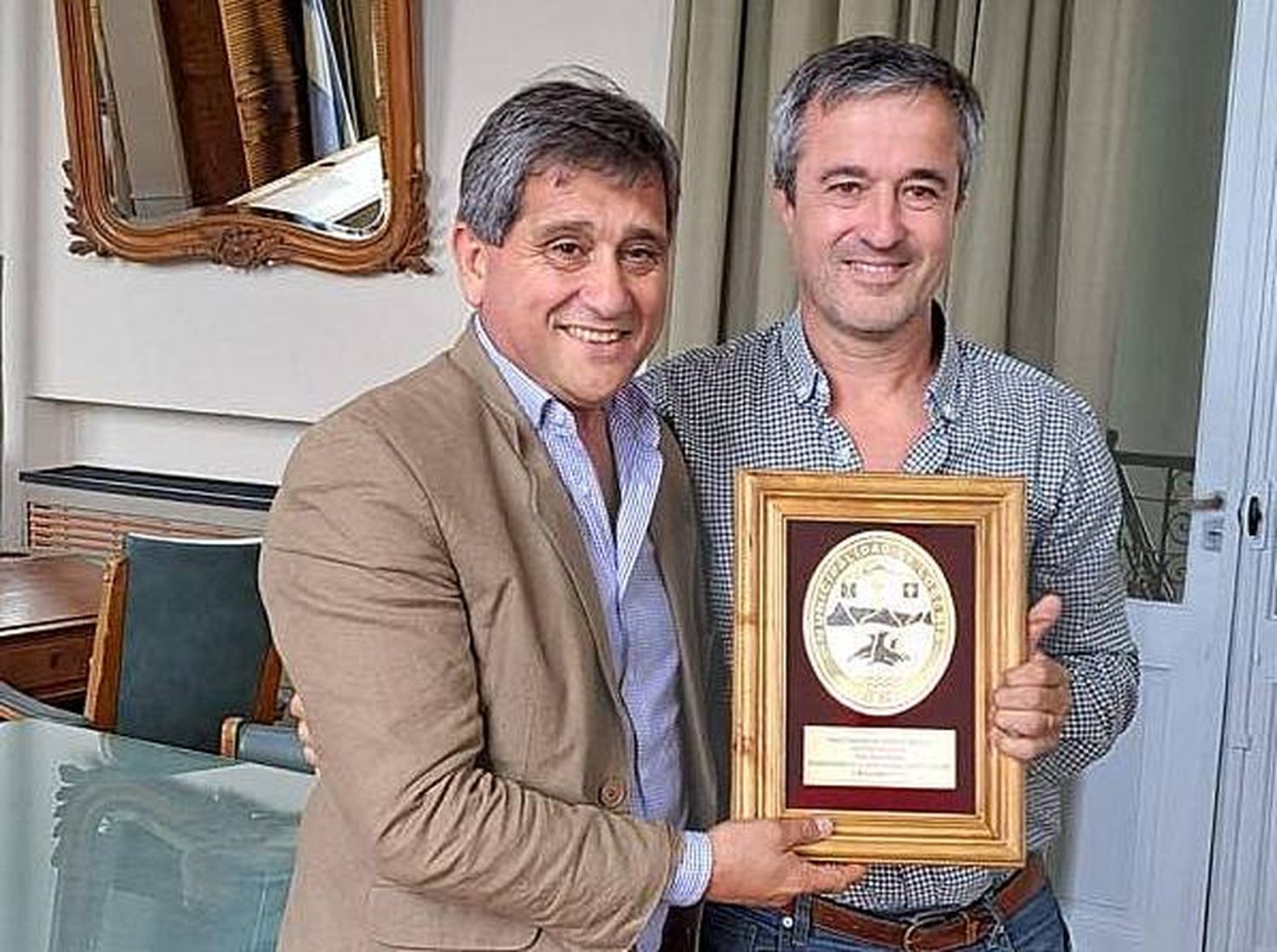 Reconocimiento. Le entregó Fioramonti a Barrena y a otros colaboradores este jueves