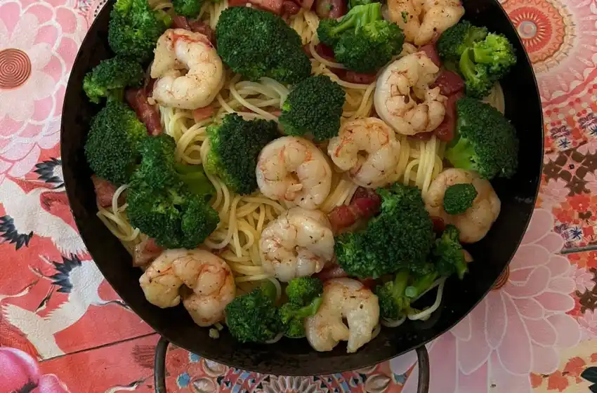 Linguinis con langostinos, brócoli y panceta
