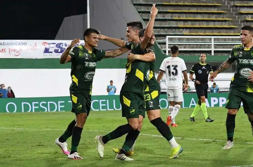 Amarga despedida para Kudelka: Newells cayó por goleada ante Defensa