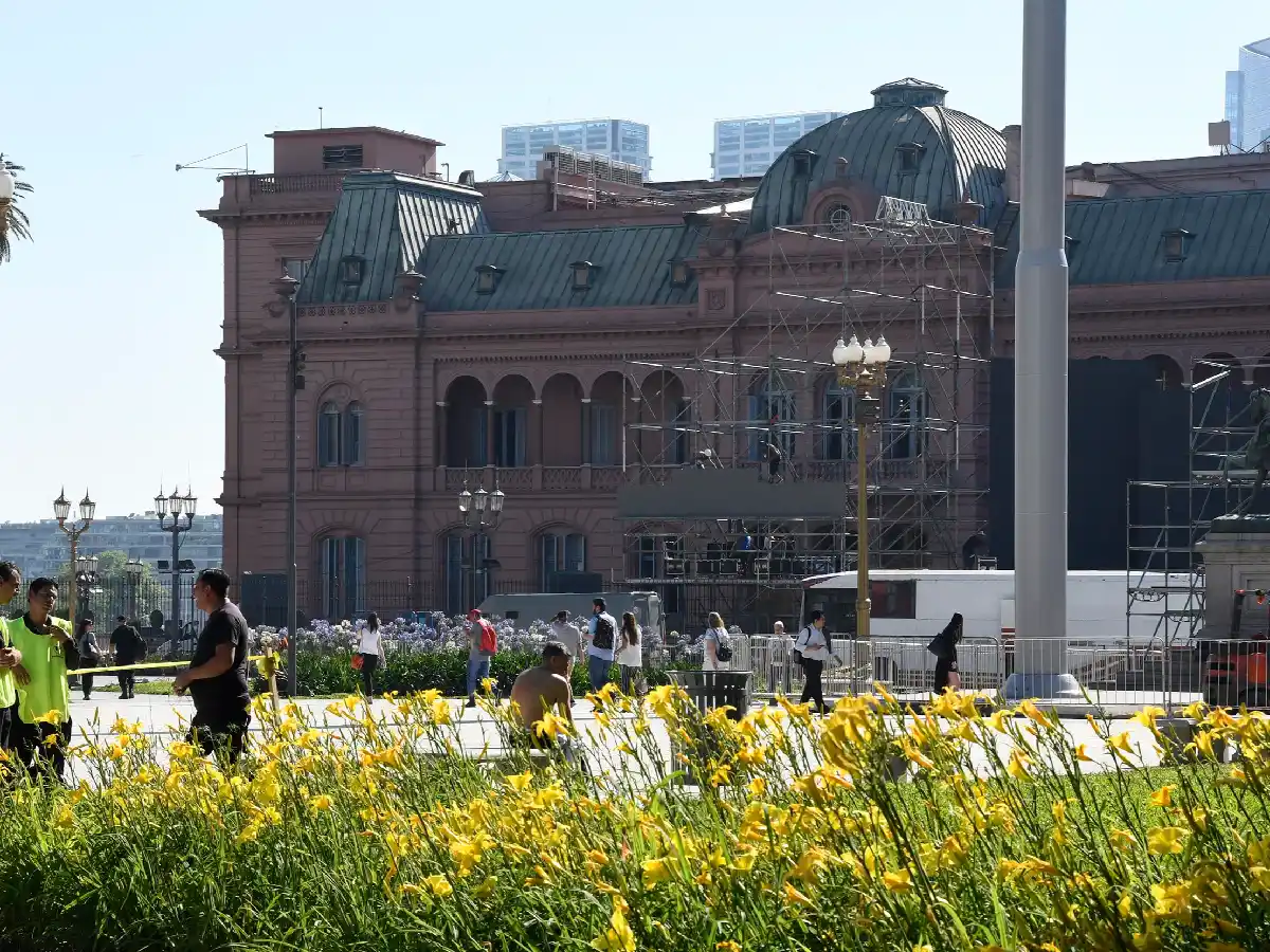 [Video] Sacan las rejas de Casa Rosada antes de la asunción de Alberto