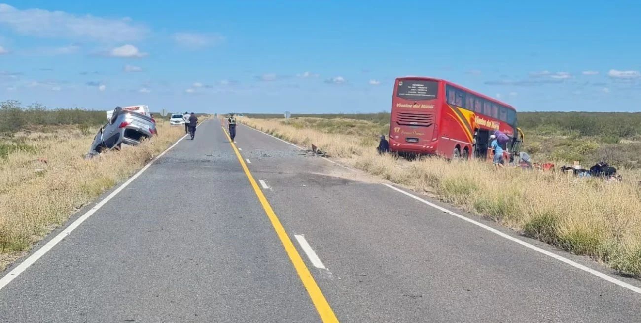 Los rescatistas enfrentaron dificultades para retirar los cuerpos de la camioneta.