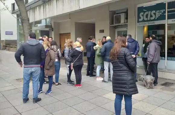 Manifestación frente a obra social por demora en la entrega de medicamento