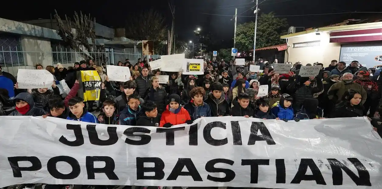 Los compañeros de Bastian encabezan la marcha (FOTO: Clarín).