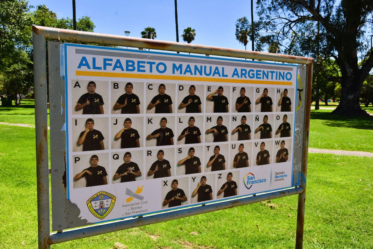 Señales de una ciudad más inclusiva. Carteles con lenguaje de señas en espacios públicos para educar e integrar.