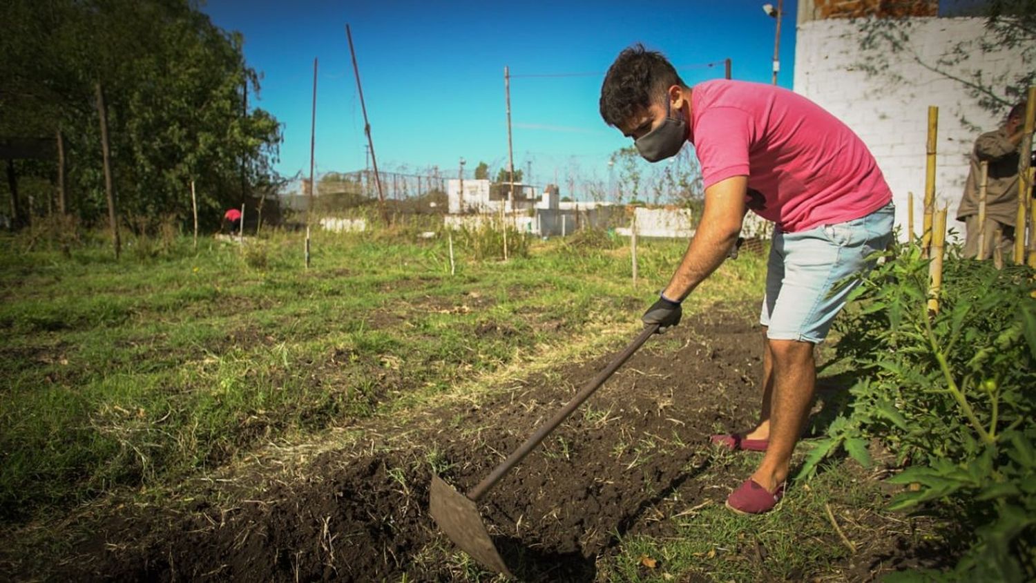 ibEl miércoles por la mañana, Santiago trabaja la tierra en la huerta de Casa Redes /b/i