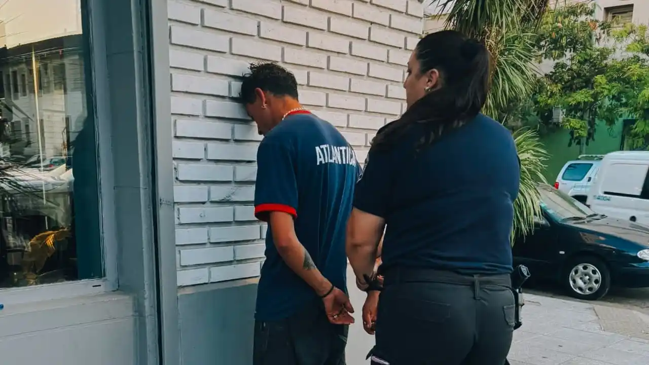 Aprehendieron a un hombre por portar un arma blanca y provocar disturbios en la costa