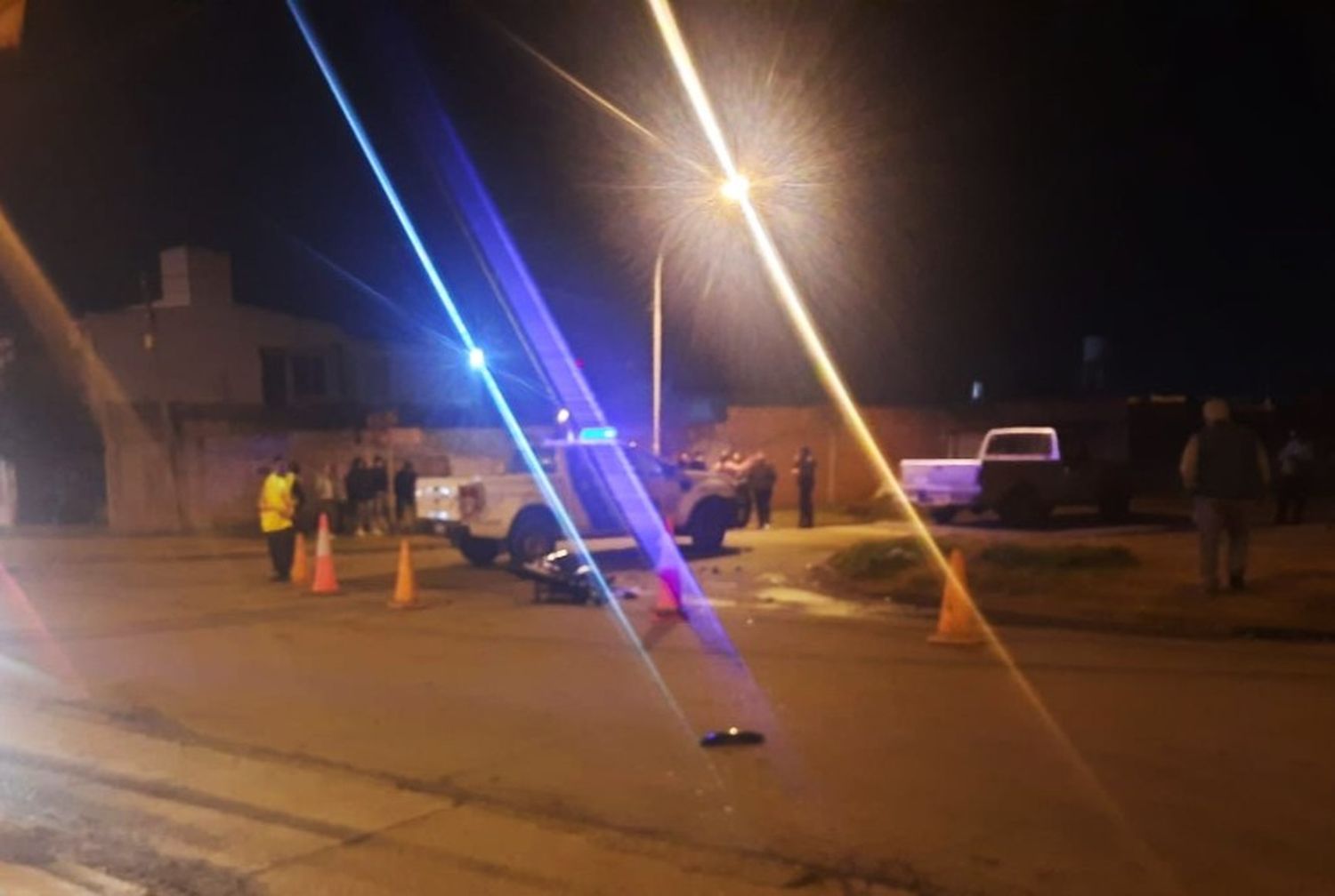 Trasladaron a San Nicolás a un joven de 21 años que chocó en moto en Lucio Mansilla y Bottaro: está grave
