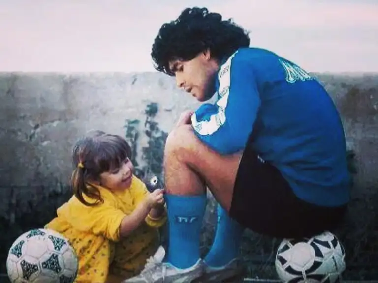 La historia de la foto de Maradona que recorre las paredes del mundo