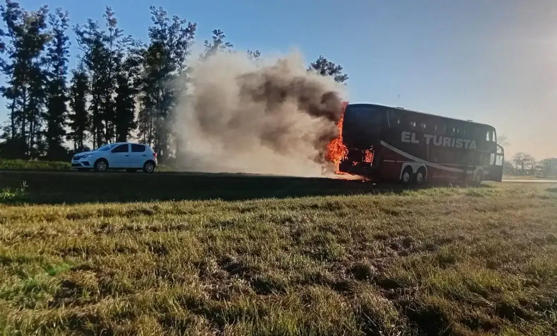 El colectivo sufrió daños totales.