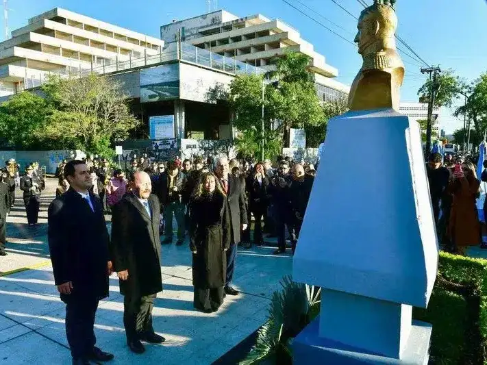 Insfrán presidió el acto por el Día de la Bandera 
en el mástil y el Estadio Cincuentenario