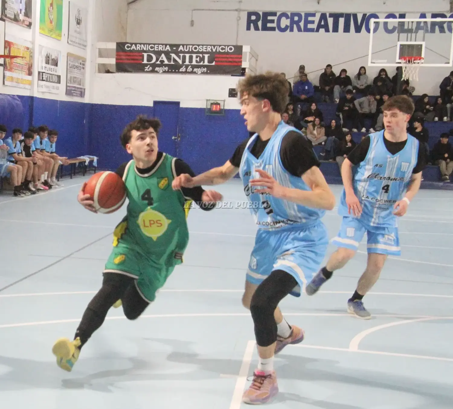 Gastón Rodríguez de Costa Sud intenta avanzar ante la marca de Alexis Rodríguez de Claromecó