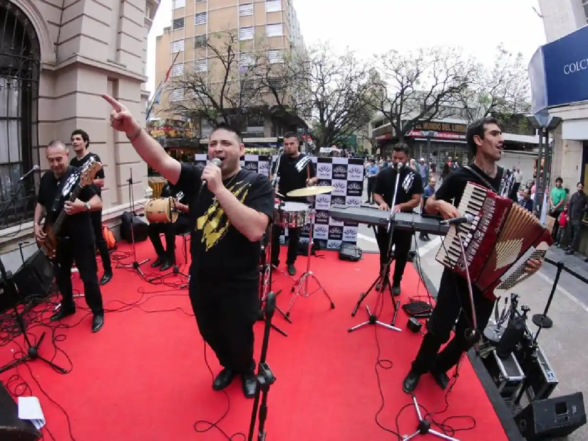 La Feroz e I Griega se presentaron en la Peatonal de Córdoba