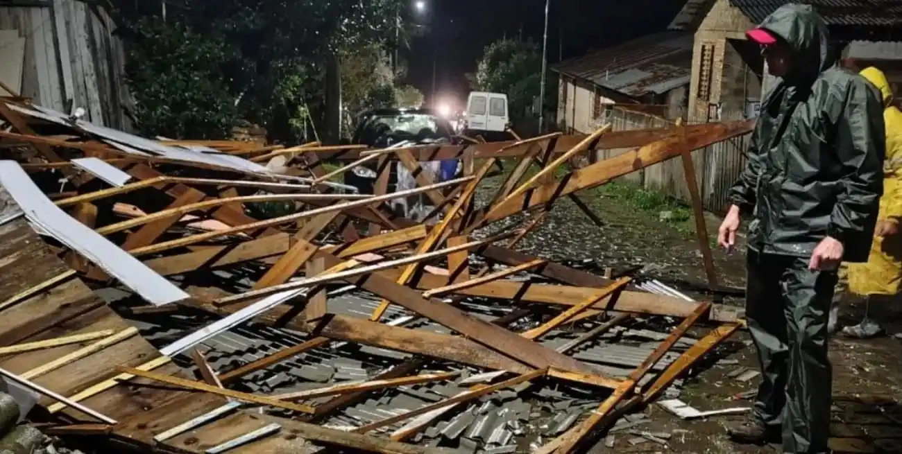La tormenta provocó daños en viviendas y calles bloqueadas por la caída de árboles.