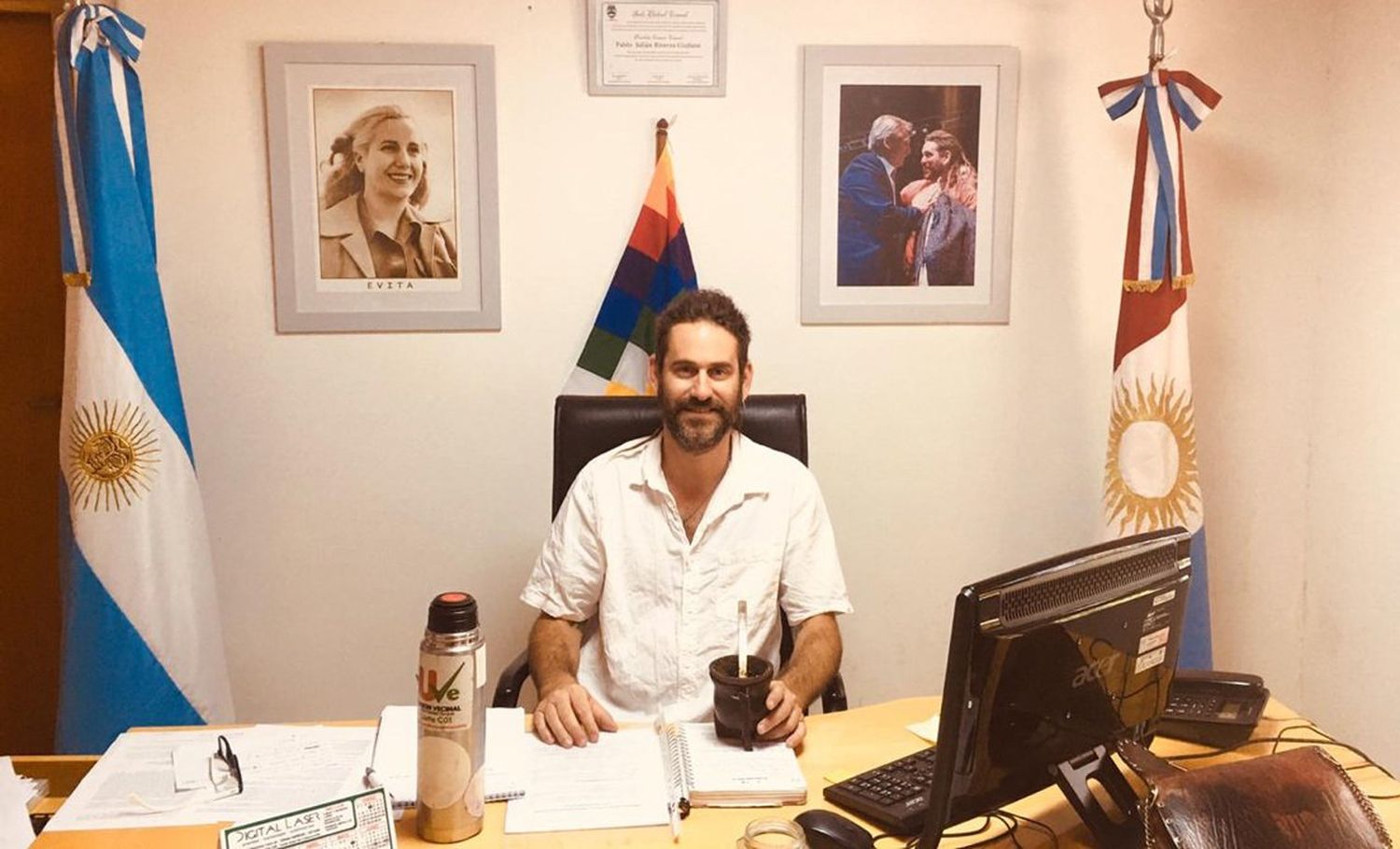 El intendente de Villa Ciudad Parque se muestra con su mate, junto a una foto de Eva Duarte de Perón