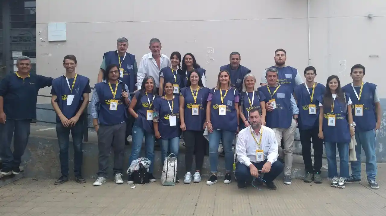 La noble tarea de los urneros, operadores y personal de transporte