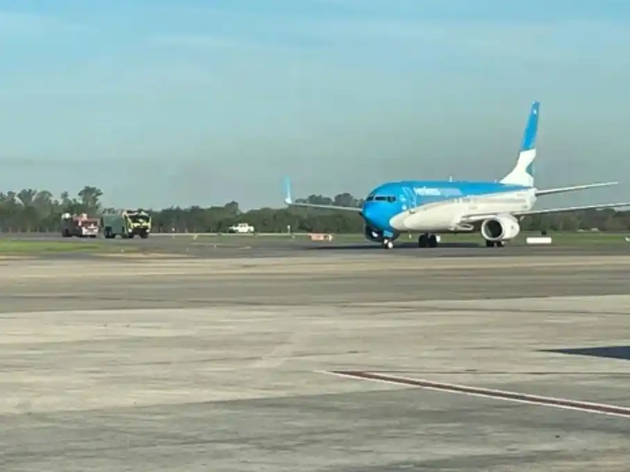 Avión de Aerolíneas Argentinas que aterrizó en emergencia en Ezeiza.
Fotografía: Agencia Noticias Argentinas / Aviacionline.