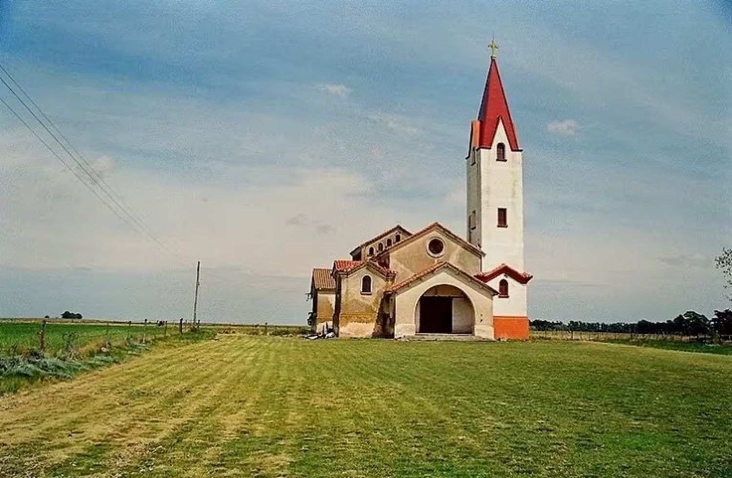 La localidad de San Mayol: Un templo en medio del campo, casas invertidas y los 100 habitantes con la misma dirección