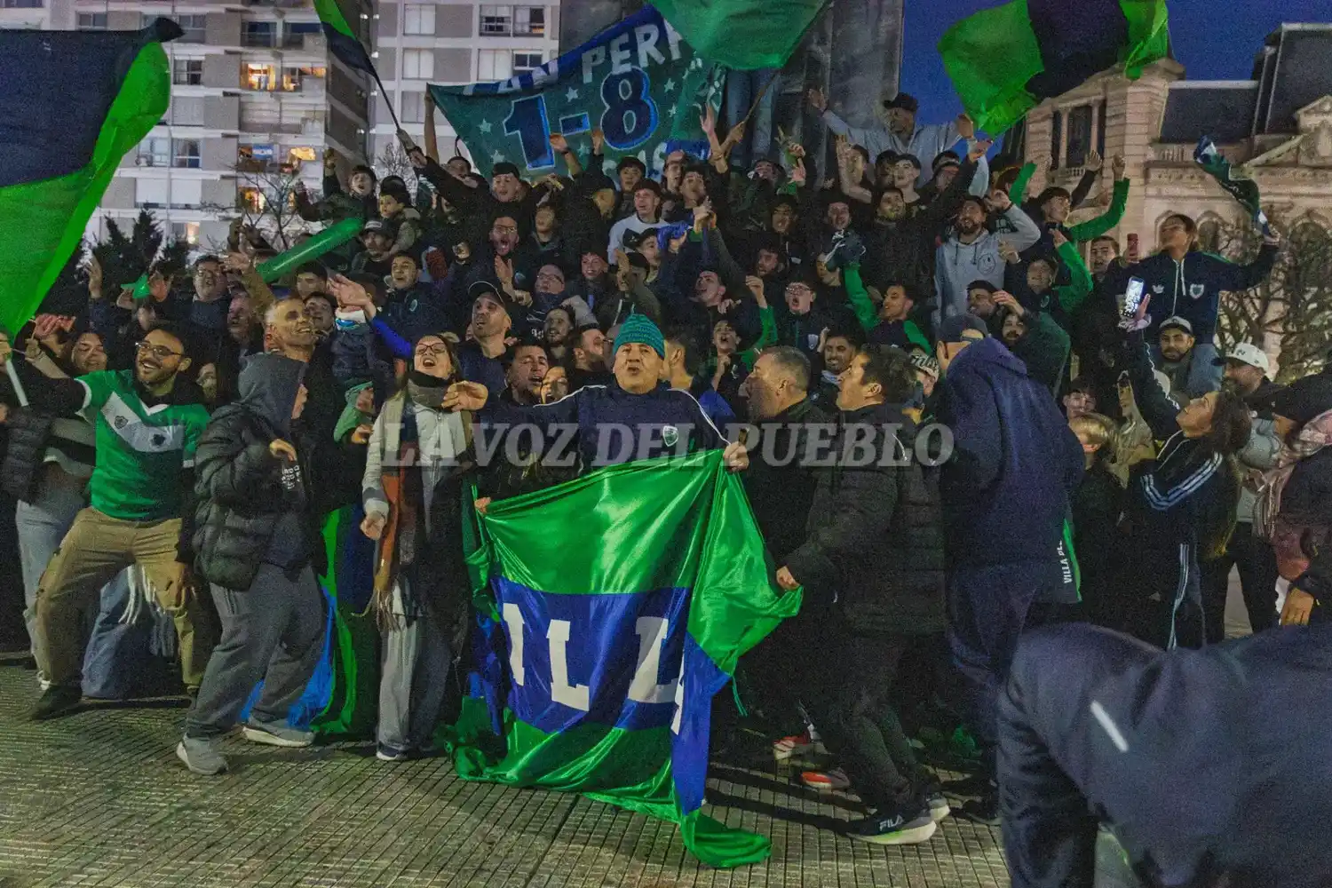 El pueblo villense festejó en la Plaza San Martín tras la finalización de la fecha 9 del Apertura de Primera División (Ale Zygal)