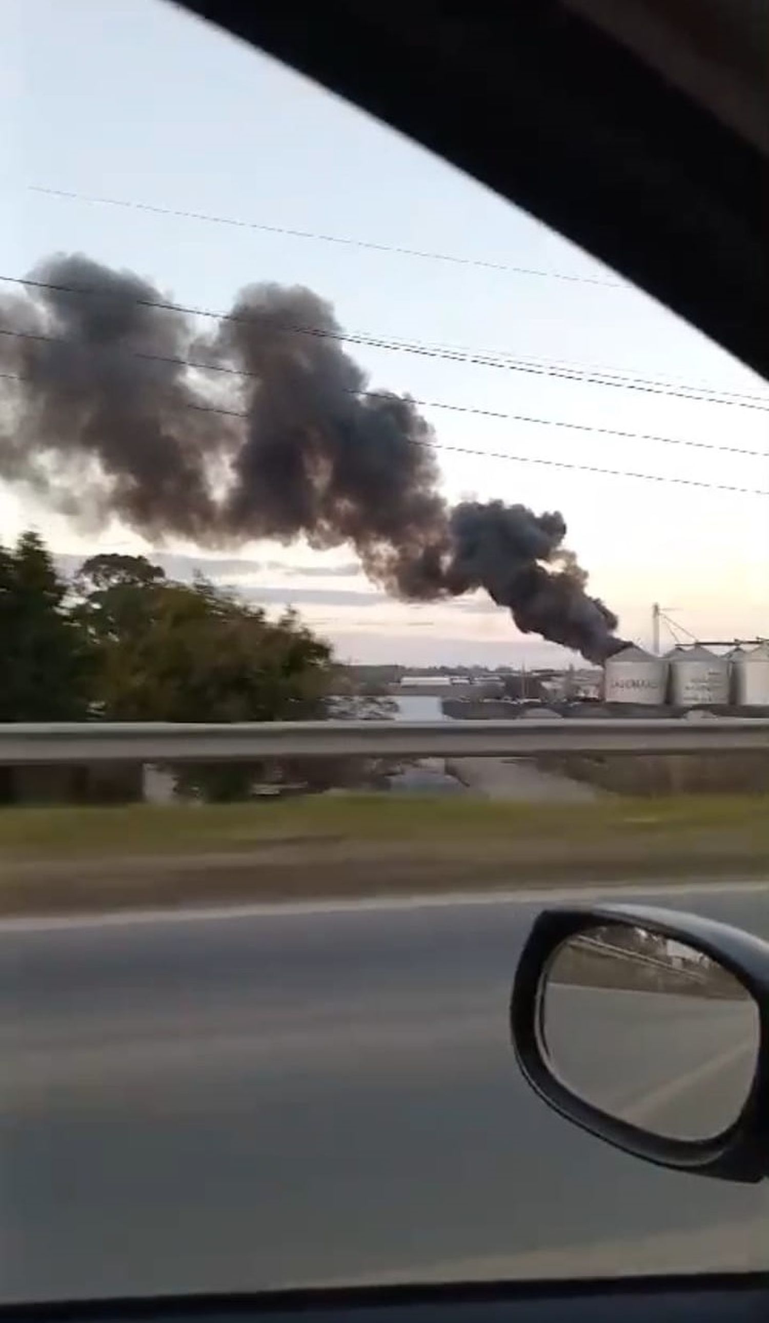 Cuarto día de incendio en un silo