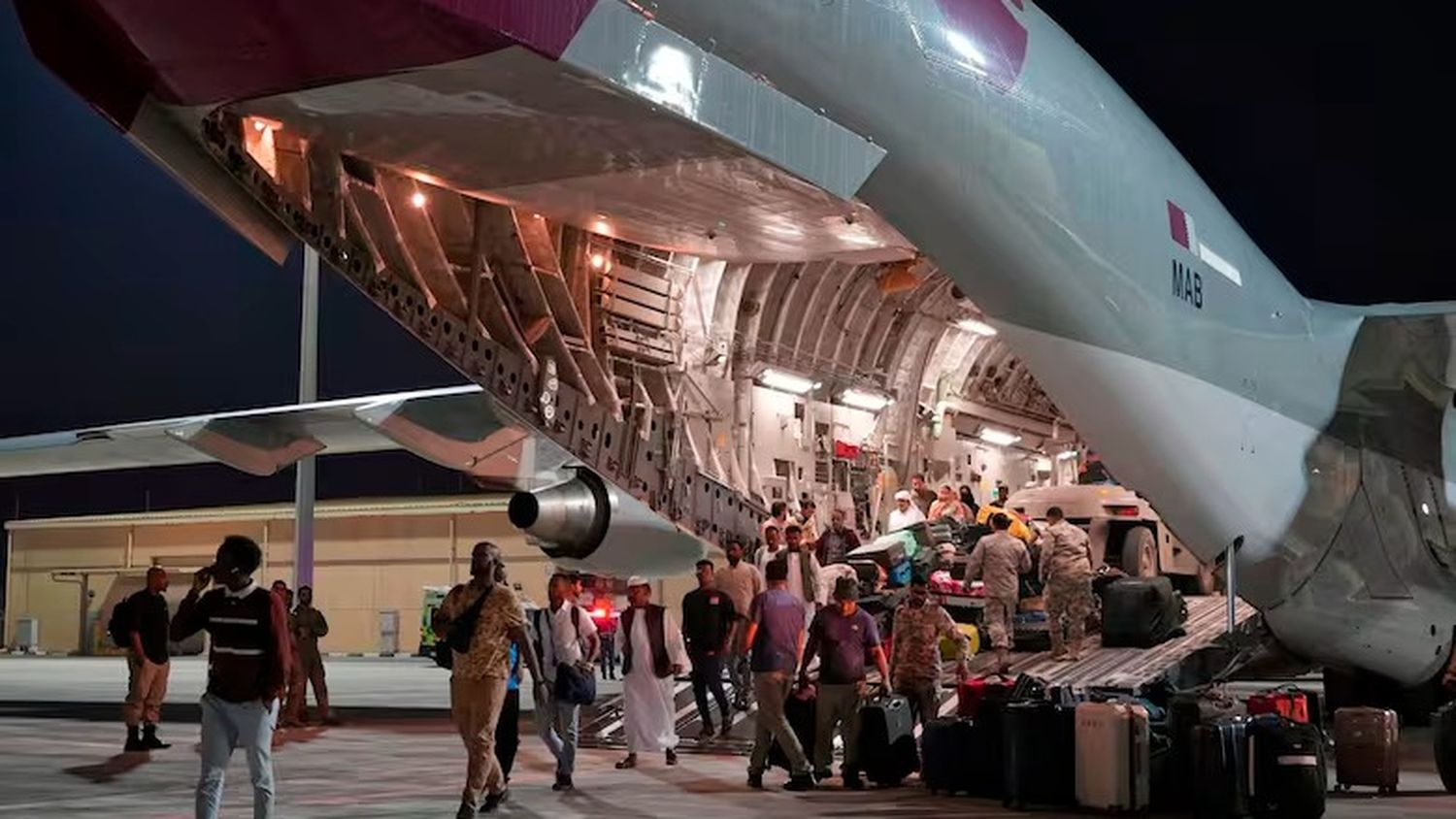 Evacuados desde Sudán desembarcan de un C-17 Globemaster qatarí en la Base Aérea Al Udeid, en Qatar, el de mayo de 2023