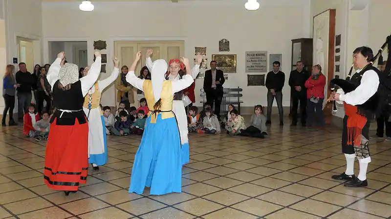 Finaliza con la tradicional paella, música y danzas