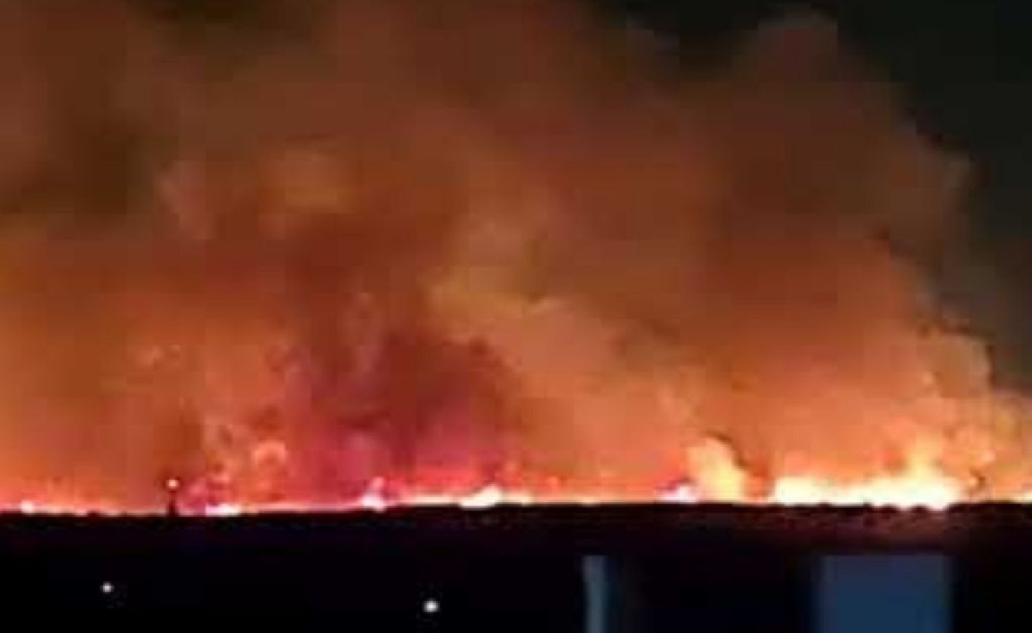 Voraz incendio junto al Aeropuerto Internacional de Rosario. VIDEO