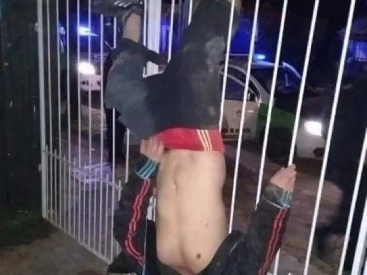 Intentó robar una casa y terminó colgado de la reja