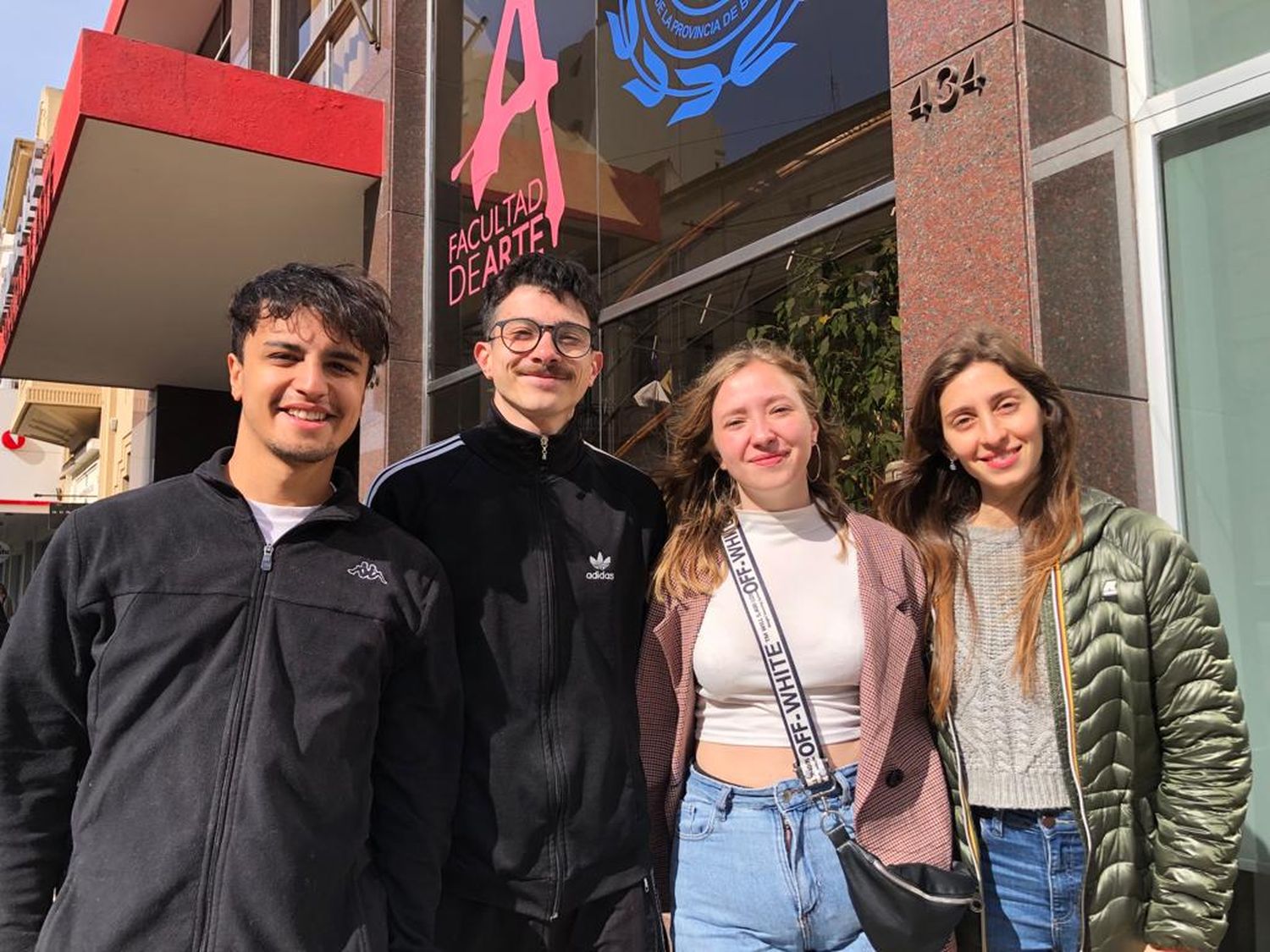 Nazareno, Gastón y Agustina, de Atlanta Audiovisual, junto a Valentina Fourastie.