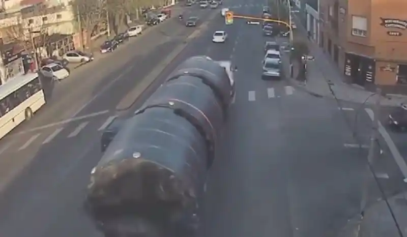 Mar del Plata: Un camión que trasladaba tanques provocó destrozos en la vía pública