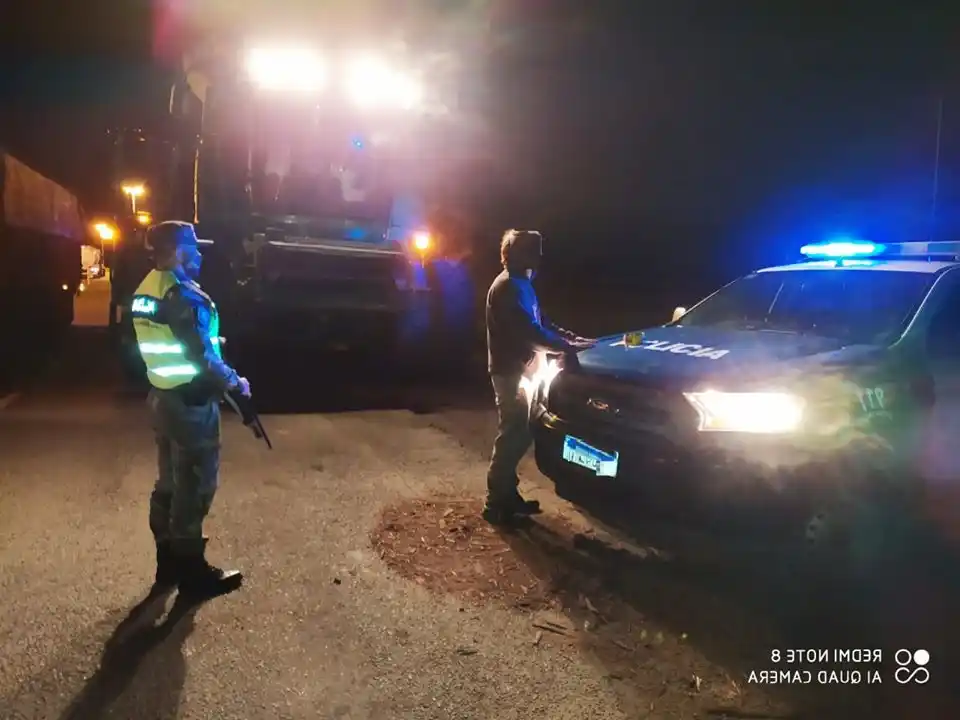 Andaba de noche con la cosechadora por la ruta