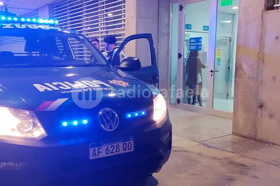 Policías héroes: le salvaron la vida a un bebé que no podía respirar