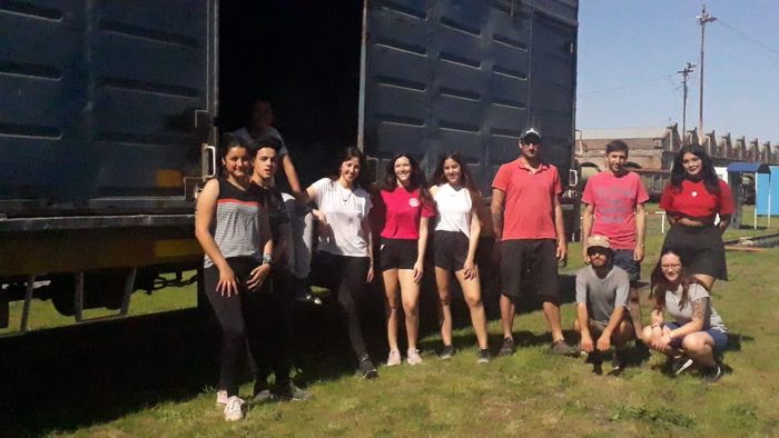 Voluntarios cargaron un nuevo vagón de tren con botellas de amor para ser convertido en madera plástica