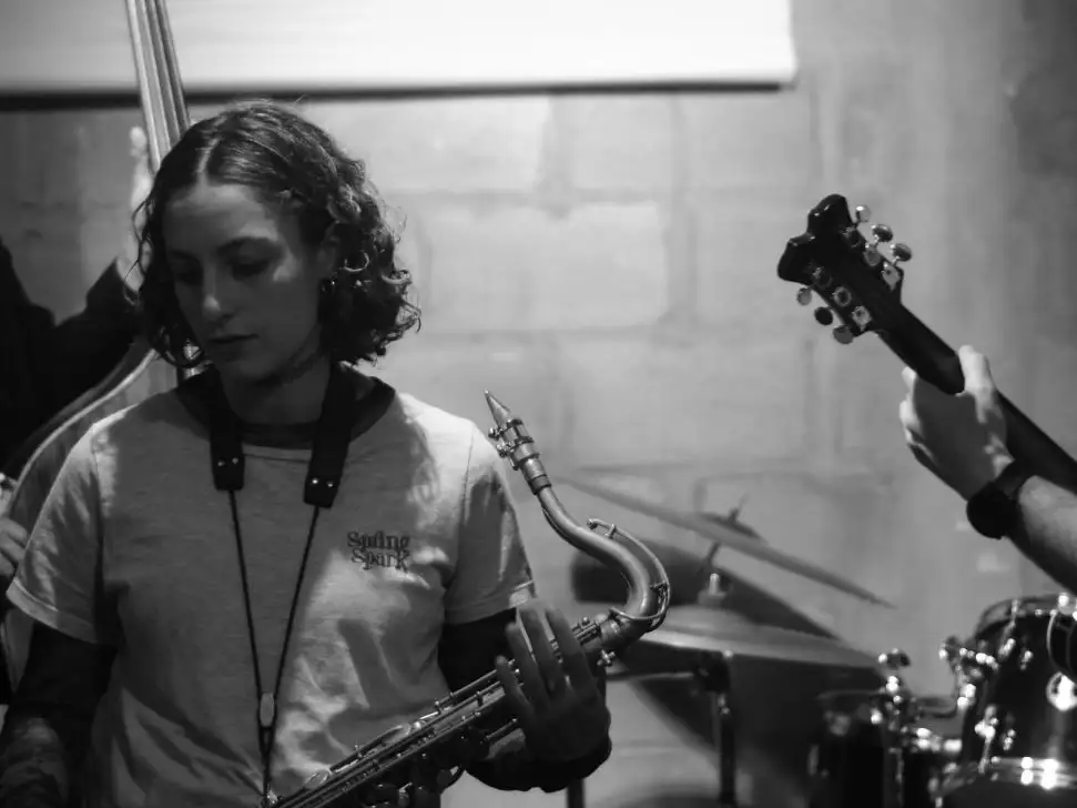 Luego del concierto, a partir de las 22, la noche continuará con una jam session abierta, un espacio clásico del género donde músicos invitados podrán subir al escenario para improvisar y compartir música en vivo.