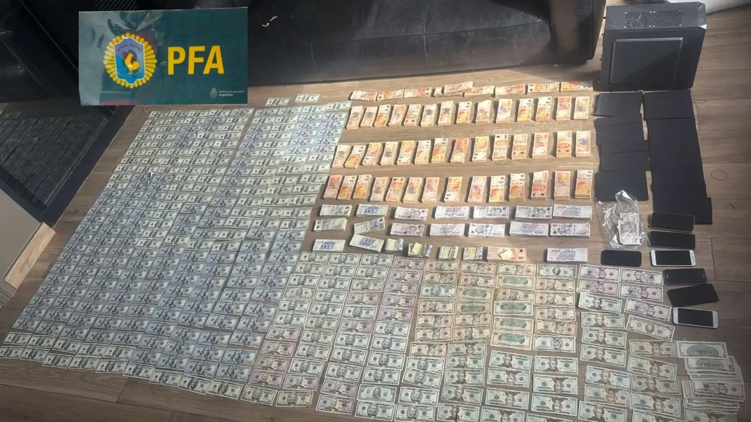 Durante los allanamientos se secuestraron más de 500.000 dólares, más de 47.000.000 de pesos y otras divisas extranjeras.