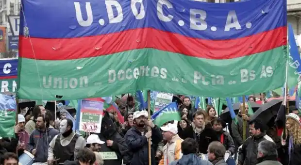 Docentes bonaerenses de Udocba marchan en La Plata