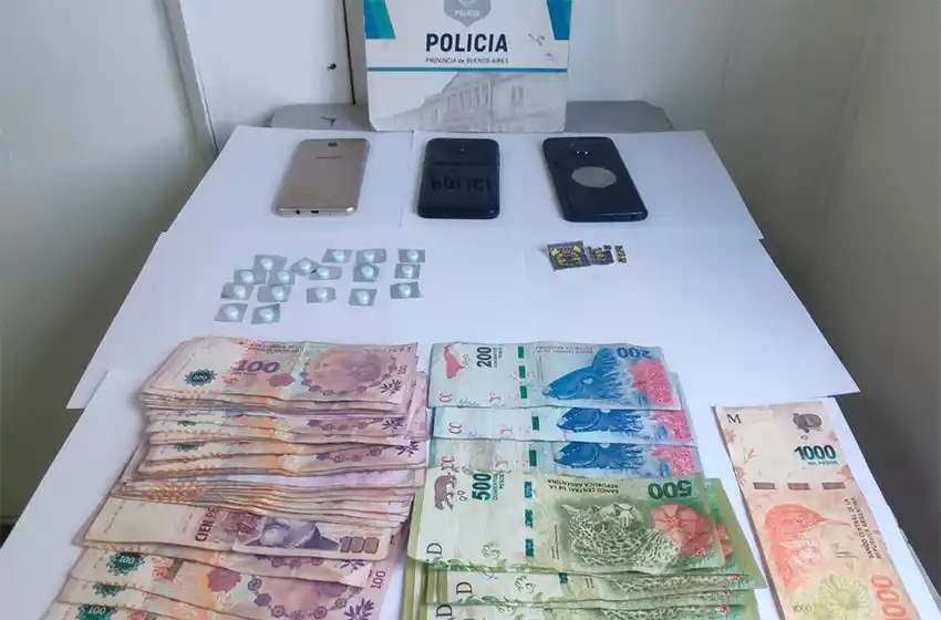 Golpeó a su padre frente a su casa: tenía 11 mil pesos y pastillas de LSD