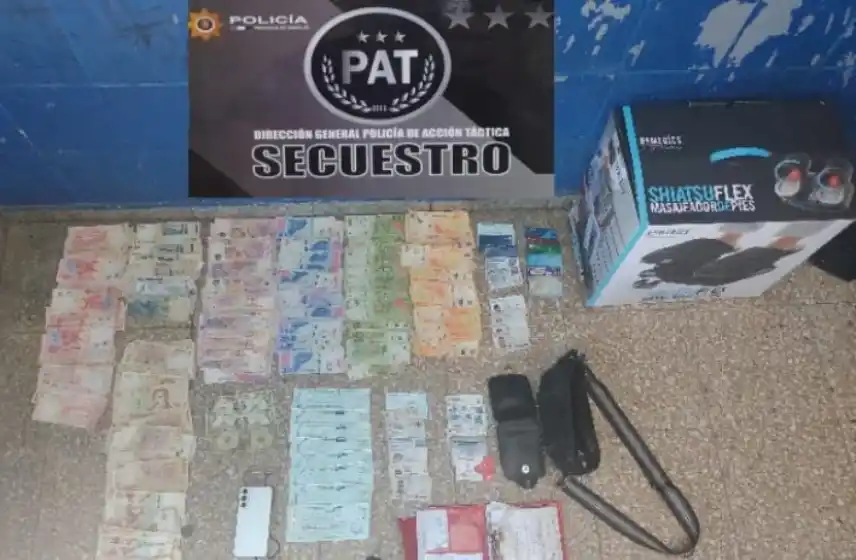 Detuvieron a una mujer con un arma de fuego, cheques y dinero en efectivo