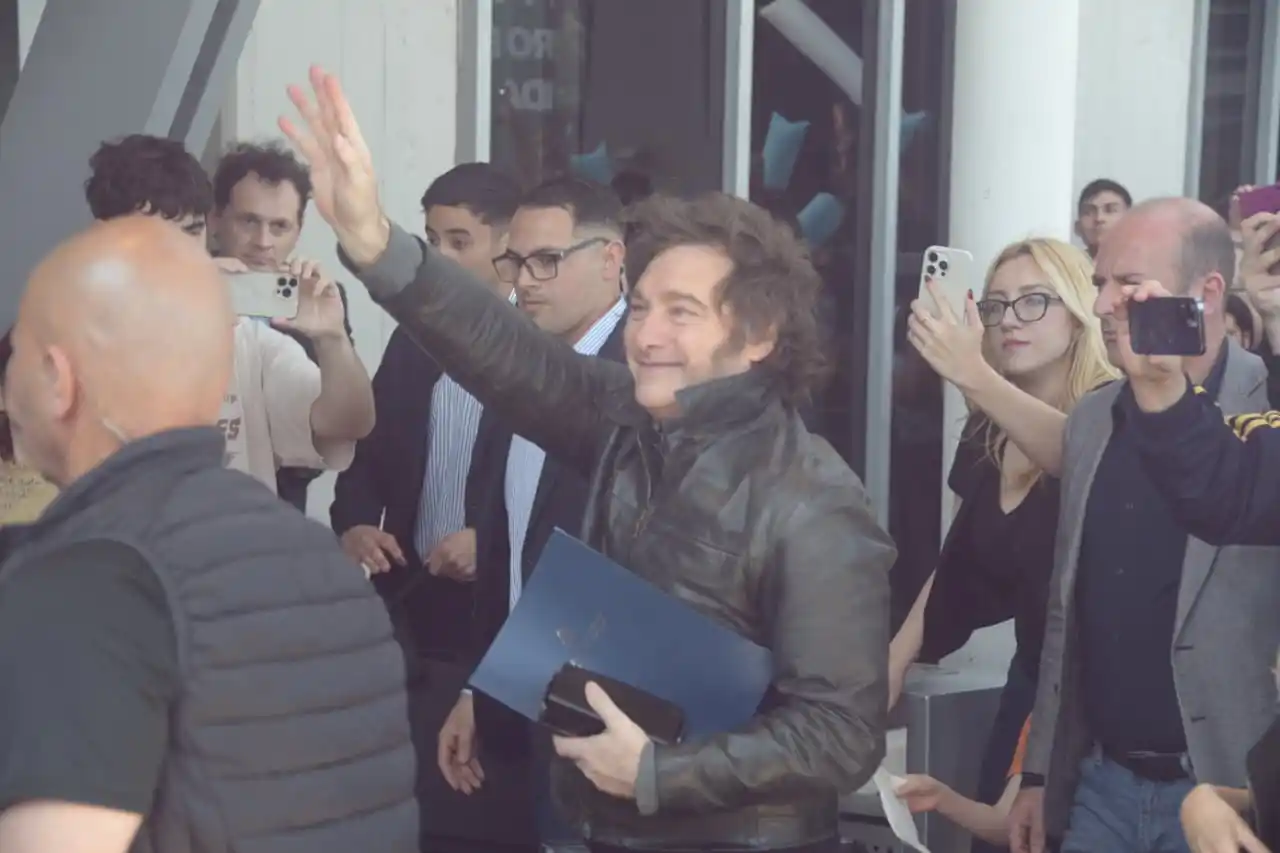 Milei recorrió la ciudad de Santa Fe junto al candidato a diputado Agustín Pellegrini