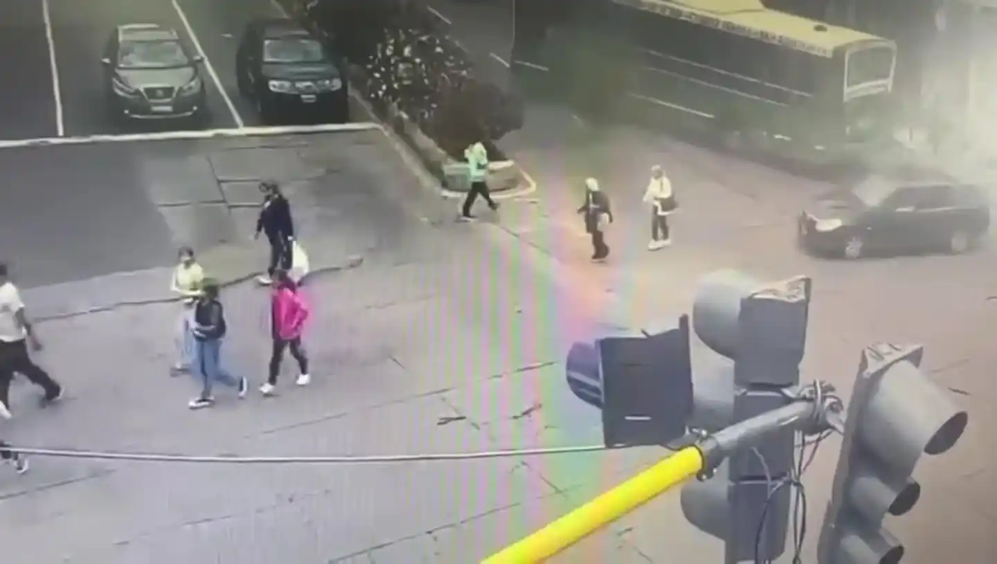 El conductor del Renault Symbol manejaba en ojotas (Captura de pantalla)